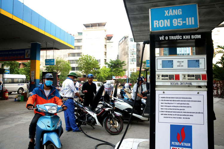 Bộ Công Thương cho biết đã có kịch bản đáp ứng đủ nhu cầu tiêu thụ xăng dầu của người dân và doanh nghiệp từ nay đến tháng 4. Ảnh: Tiên Giang