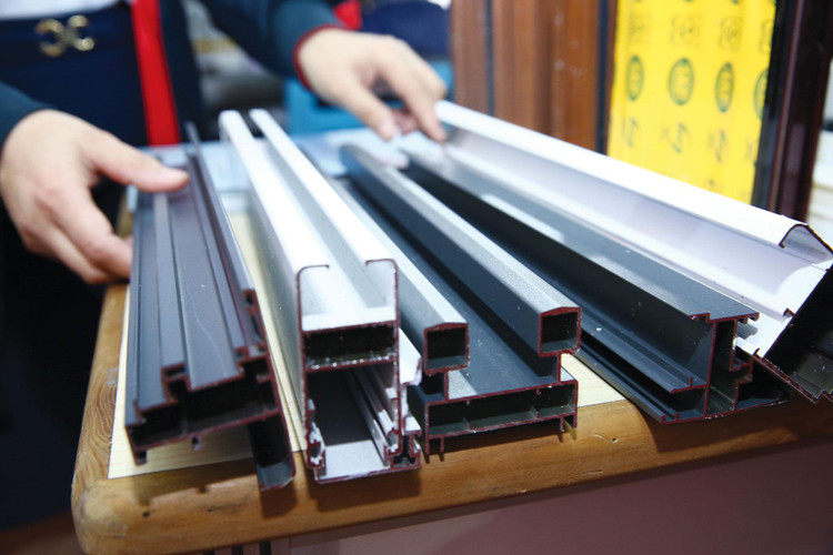 Các ngành công nghiệp của Việt Nam còn phụ thuộc rất lớn vào nguồn cung nguyên phụ liệu, linh kiện nhập khẩu. Ảnh: Phú An