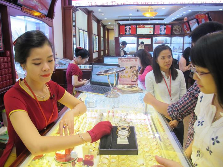 Giá vàng trong nước vẫn ở mức hơn 49,3 triệu đồng/lượng. Ảnh minh họa: TTXVN