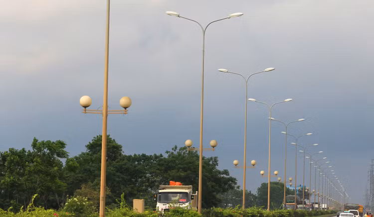 Gói thầu số 09 Thi công xây dựng + lắp đặt thiết bị công trình thuộc Dự án Đầu tư, nâng cấp hệ thống điện chiếu sáng trên địa bàn TP. Quảng Ngãi có giá dự toán hơn 60 tỷ đồng. Ảnh minh họa: Tiên Giang