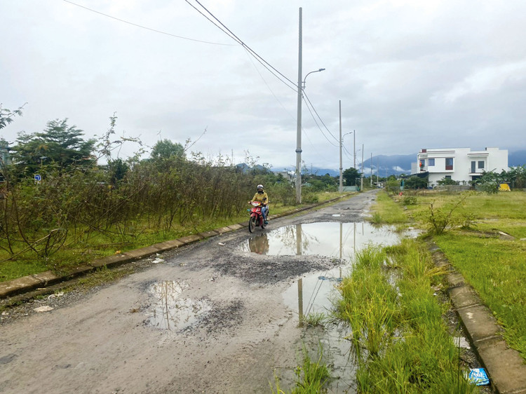 Hạ tầng một khu tái định cư tại Hòa Vang chưa hoàn thành nên người dân chưa thể nhận đất vào làm nhà ở. Ảnh: Hà Minh