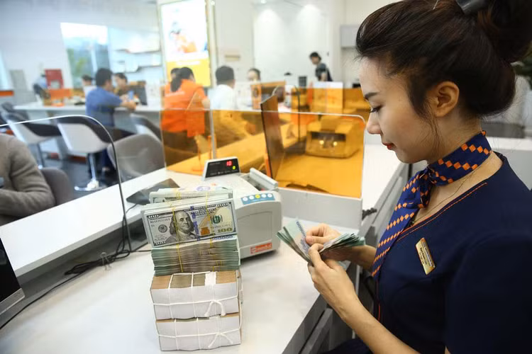 Ngân hàng Nhà nước sẽ tiếp tục thực hiện các biện pháp tháo gỡ khó khăn cho doanh nghiệp và người dân, hỗ trợ nền kinh tế phục hồi sau dịch Covid-19, thúc đẩy tăng trưởng kinh tế bền vững. Ảnh: Lê Tiên