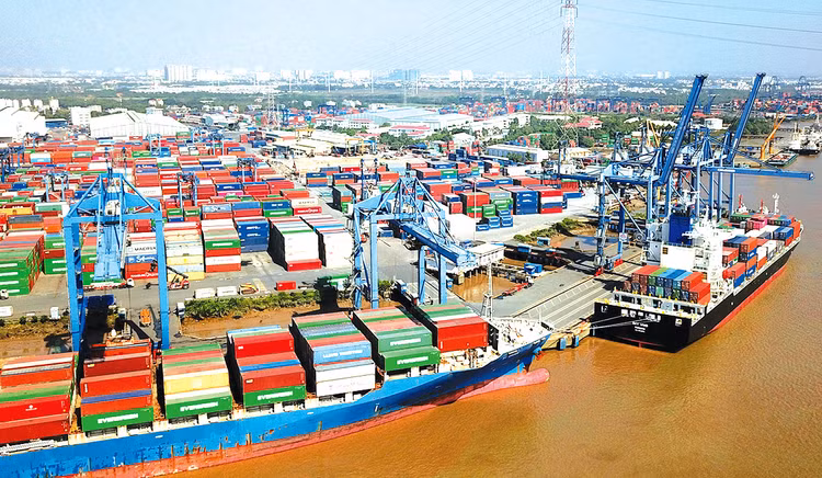 Sản lượng hàng hóa xuất khẩu cũng như nhập khẩu 11 tháng năm 2022 đều giảm 3% so với cùng kỳ 2021. Ảnh minh họa: Lê Tiên