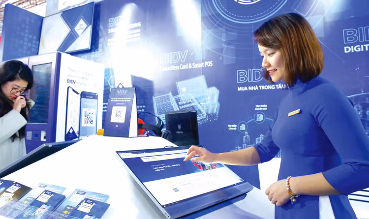 Cần thúc đẩy lợi nhuận ngành ngân hàng từ các hoạt động dịch vụ và chuyển đổi số thay vì dựa chủ yếu vào hoạt động cấp tín dụng. Ảnh: Nhã Chi