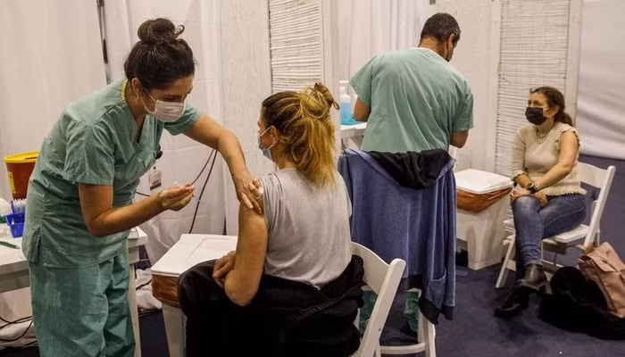 Tiêm chủng ngừa Covid-19 bằng vaccine Covid-19 ở Tel Aviv, Israel - Ảnh: Bloomberg.