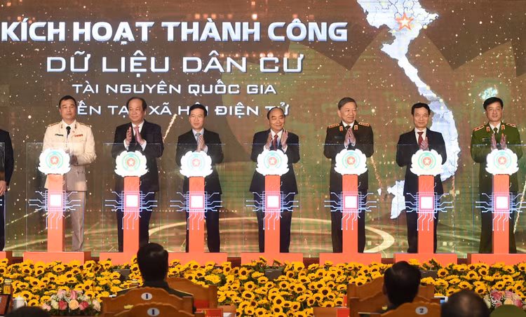 Thủ tướng Nguyễn Xuân Phúc cùng các đại biểu thực hiện nghi thức khai trương Hệ thống Cơ sở dữ liệu quốc gia về dân cư và Hệ thống Sản xuất, cấp và quản lý căn cước công dân. Ảnh: Hiếu Nguyễn