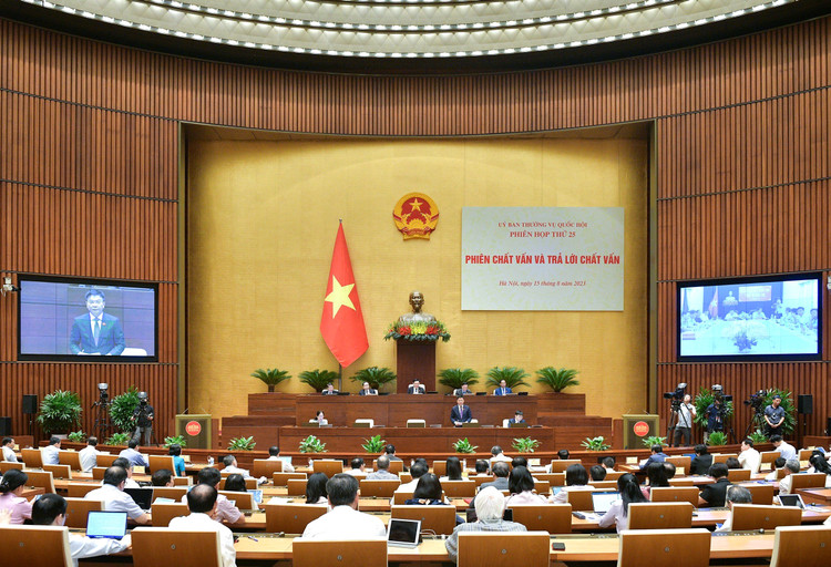 Phiên chất vấn và trả lời chất vấn nhóm vấn đề thuộc lĩnh vực của Bộ Tư pháp. Ảnh: Lâm Hiển