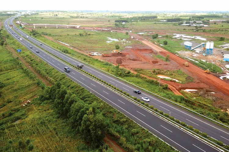 Dự án cao tốc Bắc Nam phía Đông giai đoạn 2021 - 2025 dài 729 km, gồm 12 dự án thành phần với tổng cộng 25 gói thầu xây lắp. Ảnh: Lê Tiên