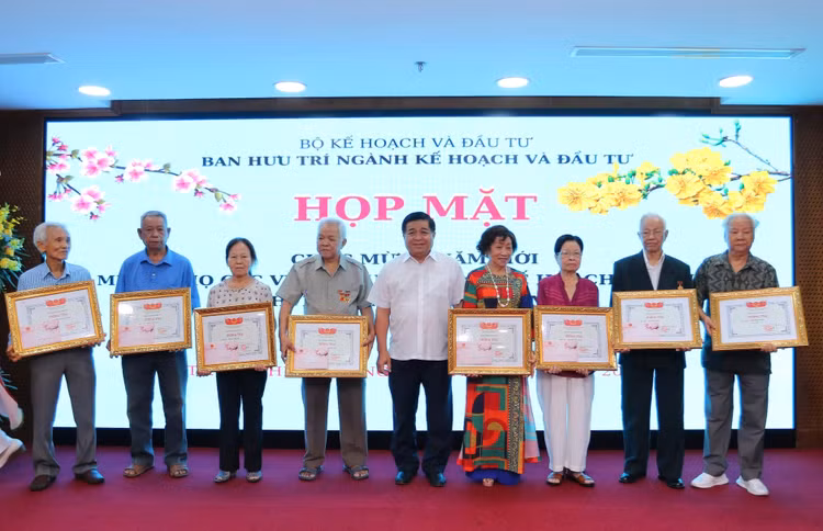 Bộ trưởng Nguyễn Chí Dũng mừng thọ các cán bộ hưu trí ngành Kế hoạch và Đầu tư tại TP.HCM