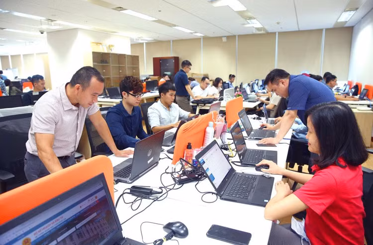 Sau 3 tháng đưa Hệ thống mạng đấu thầu quốc gia mới vào hoạt động, đã có khoảng 35.000 gói thầu được đấu thầu qua mạng với tổng giá trị 216.438 tỷ đồng. Ảnh: Lê Tiên