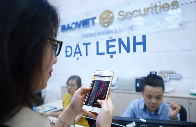 Bộ Tài chính đề xuất giãn 1 năm đối với việc thực hiện quy định về xác định nhà đầu tư chứng khoán chuyên nghiệp tại Nghị định 65/2022/NĐ-CP nhằm gỡ khó cho thị trường trái phiếu. Ảnh minh họa: Lê Tiên