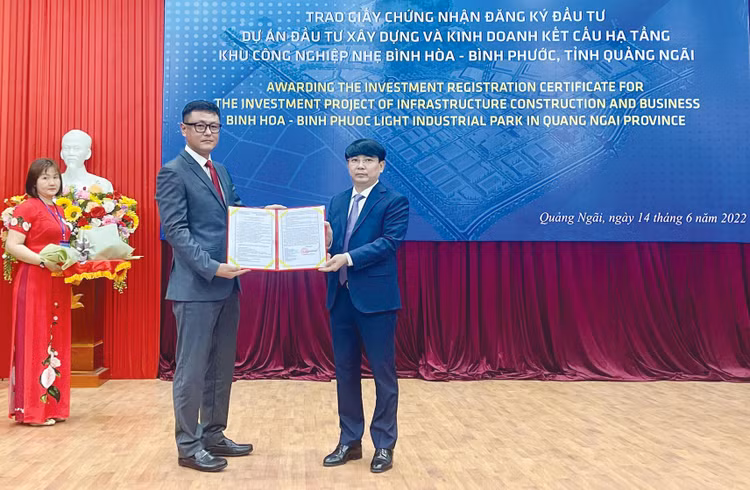 Ông Hà Hoàng Việt Phương, Trưởng Ban Quản lý khu kinh tế Dung Quất và các khu công nghiệp Quảng Ngãi (bên phải) trao Giấy chứng nhận đăng ký đầu tư cho nhà đầu tư Hàn Quốc