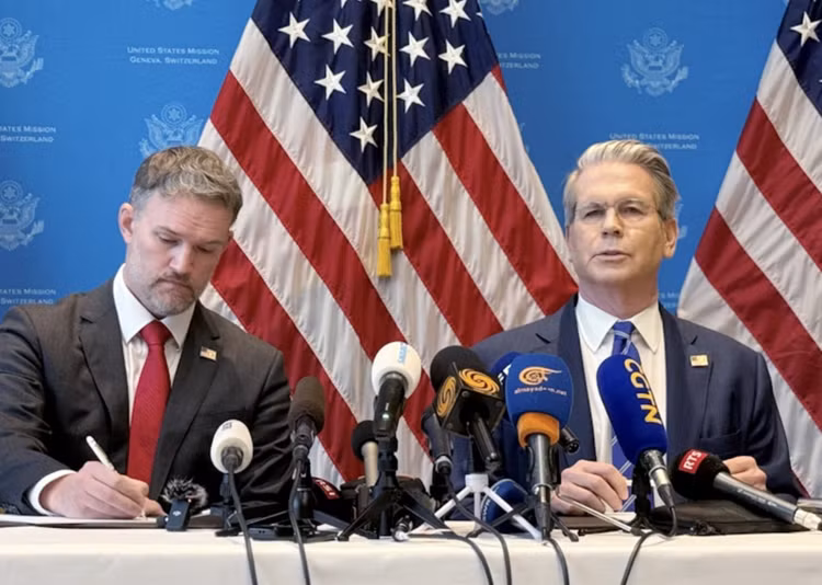 Đại diện Thương mại Mỹ Jamieson Greer (trái) và Bộ trưởng Bộ Tài chính Mỹ Scott Bessent tại họp báo công bố thỏa thuận thương mại Mỹ - Trung ở Geneva, Thụy Sỹ ngày 12/5 /2025 - Ảnh: Reuters.