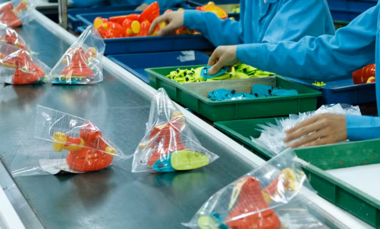 Gói thầu số 04 yêu cầu cung cấp các loại thiết bị như: bàn, ghế học sinh - giáo viên; thiết bị gia dụng, đồ chơi... Ảnh minh họa: Nhã Chi