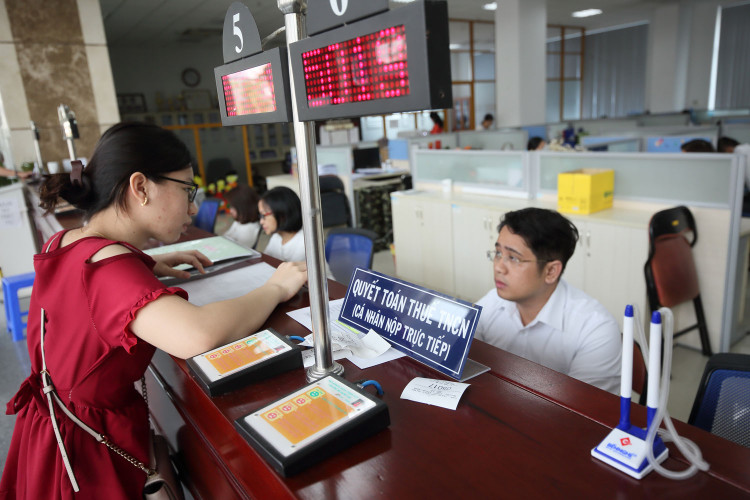 Mức giảm trừ gia cảnh cho người nộp thuế, người phụ thuộc của người nộp thuế hiện không theo kịp thực tế đời sống. Ảnh: Song Lê