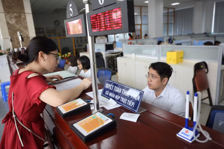 Mức giảm trừ gia cảnh cho người nộp thuế, người phụ thuộc của người nộp thuế hiện không theo kịp thực tế đời sống. Ảnh: Song Lê