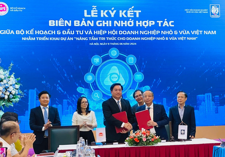 Đại diện Bộ Kế hoạch và Đầu tư và đại diện Hiệp hội Doanh nghiệp nhỏ và vừa Việt Nam ký kết hợp tác triển khai Dự án Đào tạo trực tuyến nâng tầm tri thức cho doanh nghiệp nhỏ và vừa Việt Nam