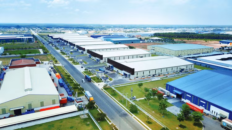 Việc duy trì hoạt động bình thường tại các khu công nghiệp, các nhà máy sản xuất là một trong những yếu tố hỗ trợ phục hồi tăng trưởng kinh tế. Ảnh: Lê Tiên