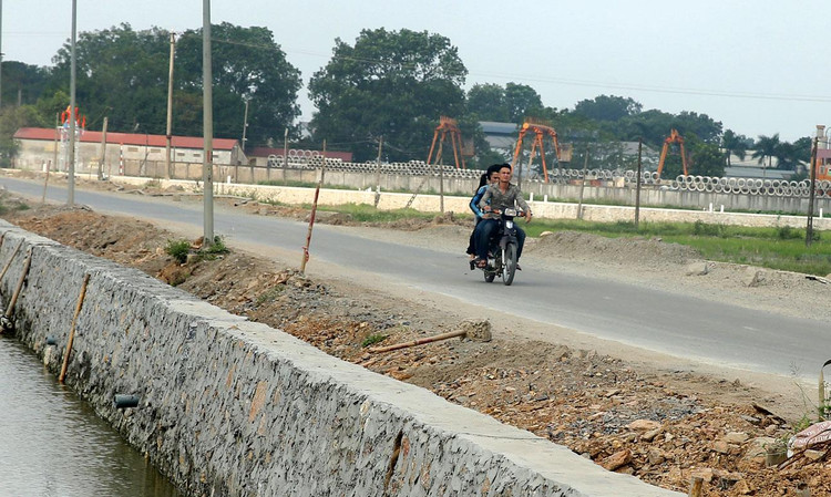 Gói thầu Xây dựng thuộc Dự án Nâng cấp đường Trúc Ly - Hàm Ninh do Ban Quản lý dự án đầu tư xây dựng và Phát triển quỹ đất huyện Quảng Ninh làm chủ đầu tư. Ảnh minh họa: LTT
