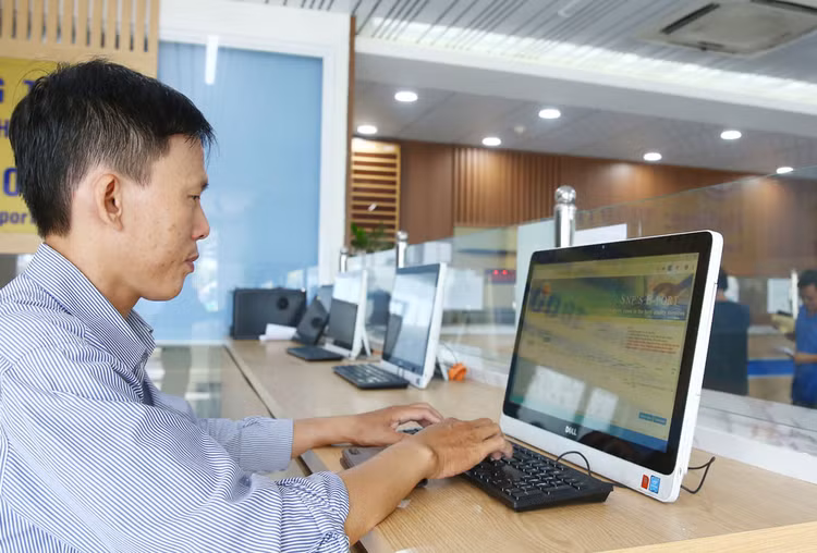 Hồ sơ đăng ký doanh nghiệp qua mạng thông tin điện tử có giá trị pháp lý tương đương hồ sơ đăng ký bằng bản giấy. Ảnh: Lê Tiên