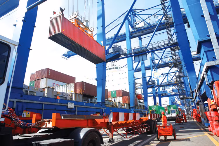 5 tháng đầu năm 2023, kim ngạch xuất khẩu hàng hóa ước đạt 136,17 tỷ USD, giảm 11,6% so với cùng kỳ năm trước; kim ngạch nhập khẩu hàng hóa ước đạt 126,37 tỷ USD, giảm 17,9%. Ảnh: Lê Tiên