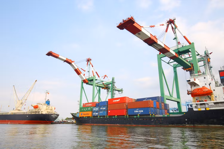 Có nhiều quan điểm khác nhau về mức thuế suất 0% áp dụng đối với xuất khẩu, đặc biệt là với lĩnh vực dịch vụ xuất khẩu. Ảnh: Nhã Chi