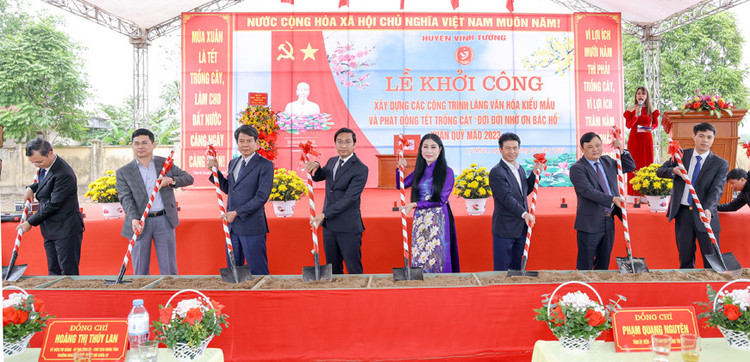 Bí thư Tỉnh ủy Vĩnh Phúc Hoàng Thị Thúy Lan cùng các đại biểu động thổ khởi công xây dựng Làng văn hóa kiểu mẫu thôn Bàn Mạch, xã Lý Nhân, huyện Vĩnh Tường