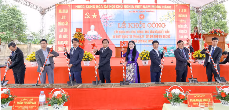 Bí thư Tỉnh ủy Vĩnh Phúc Hoàng Thị Thúy Lan cùng các đại biểu động thổ khởi công xây dựng Làng văn hóa kiểu mẫu thôn Bàn Mạch, xã Lý Nhân, huyện Vĩnh Tường