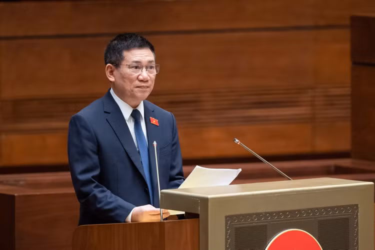 Bộ trưởng Bộ Tài chính Hồ Đức Phớc thừa ủy quyền của Thủ tướng Chính phủ trình bày Báo cáo về công tác thực hành tiết kiệm, chống lãng phí năm 2022. Ảnh: quochoi.vn