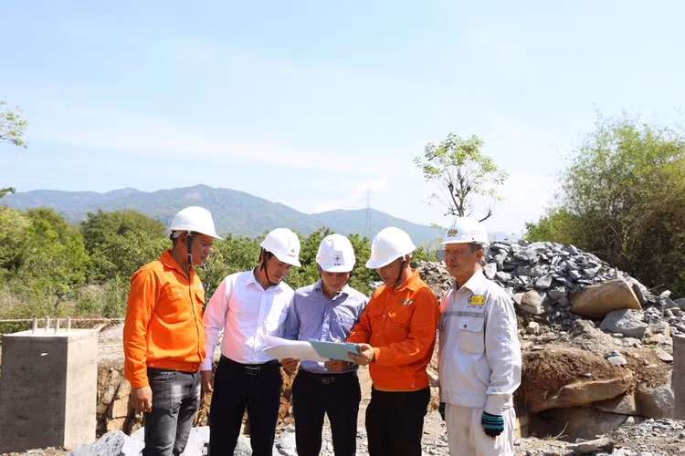 Đại diện chủ đầu tư, đơn vị thi công, đơn vị tư vấn giám sát cùng trao đổi, thống nhất biện pháp tổ chức thi công tại công trường Đường dây 220kV Nha Trang - Tháp Chàm