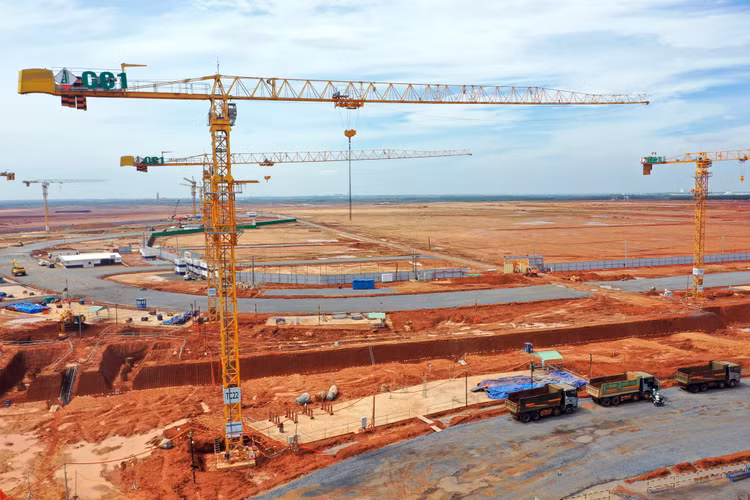 Các nhà thầu huy động lượng lớn nhân sự, máy móc thiết bị thi công tại công trường nhà ga hành khách Cảng hàng không quốc tế Long Thành. Ảnh: Nhã Chi