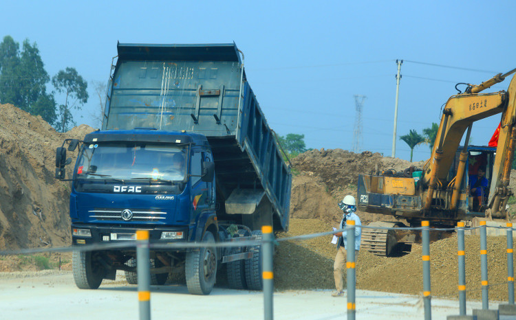 Không ít trường hợp nhà thầu kê khai nhân sự của đơn vị khác trong hồ sơ dự thầu của mình, trong khi chính nhân sự và đơn vị đang “sở hữu” nhân sự hoàn toàn không biết. Ảnh minh họa: Tiên Giang