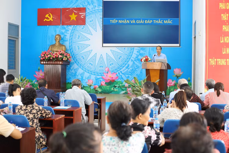 Sawaco chủ động phối hợp với chính quyền địa phương tổ chức các buổi vận động người dân sử dụng nước sạch
