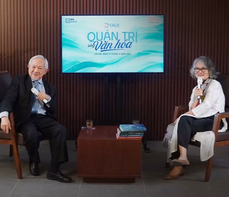 Giáo sư Phan Văn Trường cùng người sáng lập IPA Group Phạm Minh Hương trò chuyện về quản trị bằng văn hóa với các nhân sự chủ chốt của Tập đoàn