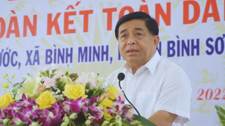 Bộ trưởng Nguyễn Chí Dũng mong muốn bà con thôn Tân Phước nói riêng, Quảng Ngãi nói chung tiếp tục cố gắng, phát huy truyền thống cách mạng, thực hiện đoàn kết, gắn bó cùng nhau phát triển