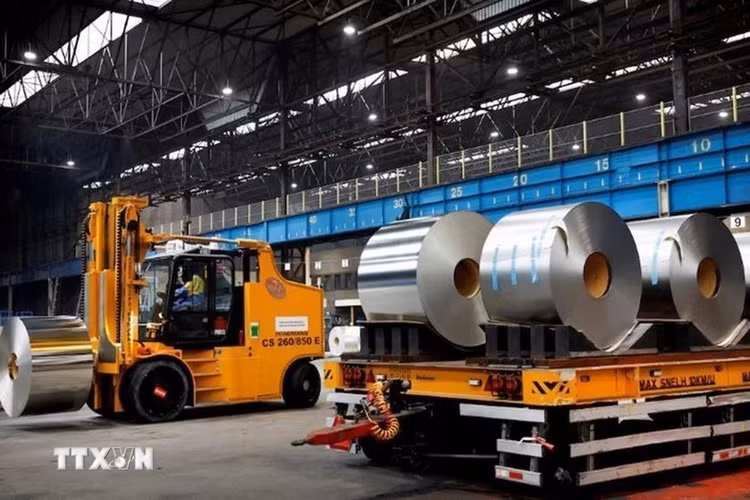 Vận chuyển thép cuộn tại nhà máy thép Tata ở Velsen-Noord (Hà Lan). (Ảnh: Reuters/TTXVN)