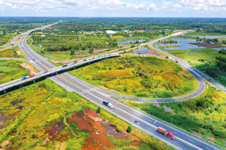 Nhiều quy trình, thủ tục đấu thầu được đơn giản hóa nhằm rút ngắn thời gian thực hiện gói thầu, dự án, góp phần tăng hiệu quả sử dụng ngân sách nhà nước. Ảnh: Lê Tiên