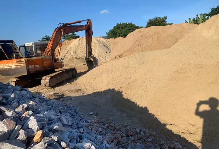 Hồ sơ thiết kế bản vẽ thi công công trình nêu nguồn cát lấp khai thác ở Vĩnh Long hoặc Đồng Tháp. Ảnh minh họa: Nhã Chi