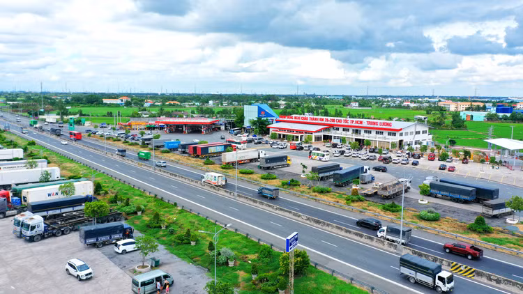 Các nhóm dự án sử dụng đất được tổ chức đấu thầu ngay gồm trạm dừng nghỉ, dịch vụ hàng không tại cảng hàng không, sân bay, công trình xử lý chất thải rắn sinh hoạt, cấp nước, chợ. Ảnh: Lê Tiên