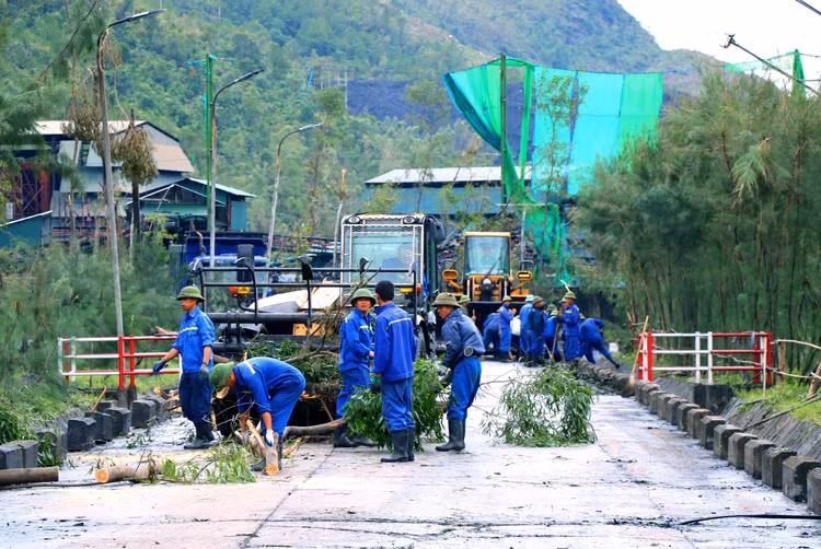 Các doanh nghiệp ngành than tại Quảng Ninh đang khắc phục thiệt hại của bão để khôi phục hoạt động sản xuất, kinh doanh. Ảnh: Bảo Linh