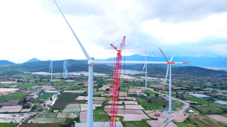 Quy hoạch điện VIII đặt ra mục tiêu phát triển mạnh các nguồn năng lượng tái tạo phục vụ sản xuất điện, đạt tỷ lệ khoảng 30,9 - 39,2% vào năm 2030. Ảnh: Tiên Giang