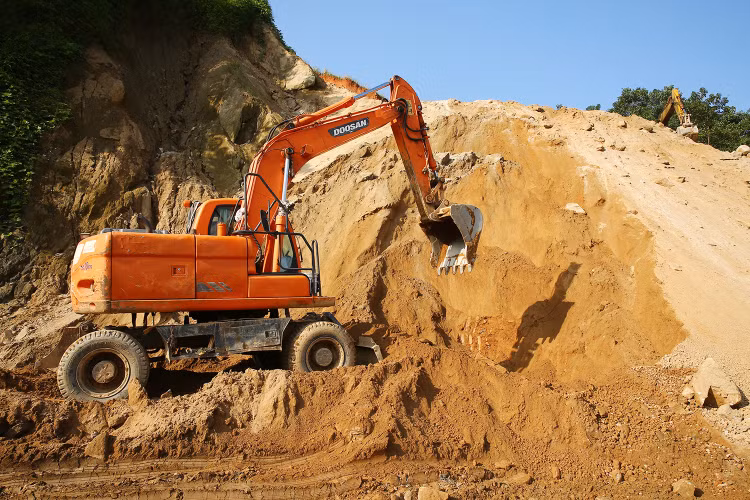 Nhiều mỏ đất, cát làm vật liệu san lấp tại Thừa Thiên Huế, Quảng Ngãi, Quảng Trị bị doanh nghiệp trúng đấu giá trả lại. Ảnh minh họa: Nhã Chi