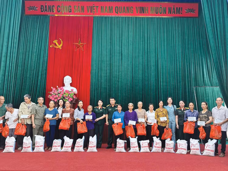 Đại tá Nguyễn Thế Anh - Phó Tổng giám đốc Công ty TECAPRO tặng quà hỗ trợ cho bà con huyện Phú Lương, tỉnh Thái Nguyên