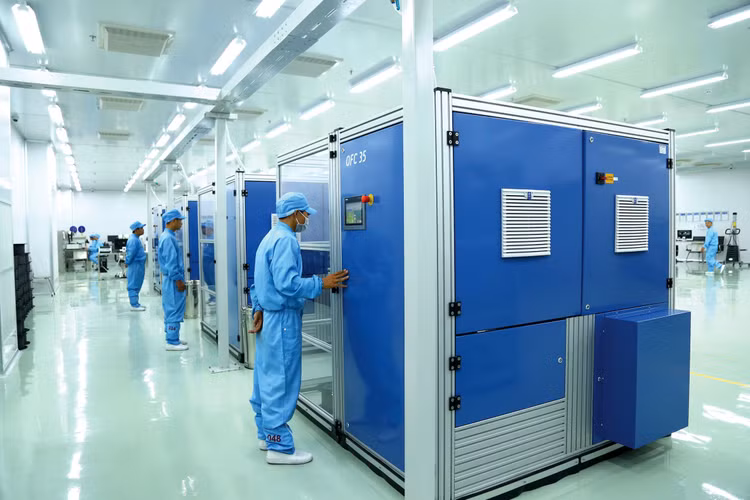 Chính phủ đã thay đổi biện pháp phòng, chống dịch từ phòng ngự sang chủ động tấn công, chống dịch nhưng không đình trệ sản xuất, đứt gãy chuỗi cung ứng, ảnh hưởng đến tăng trưởng kinh tế. Ảnh: Lê Tiên