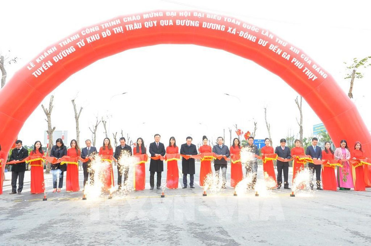 Bí thư Thành ủy Hà Nội Vương Đình Huệ cùng các đại biểu cắt băng khánh thành tuyến đường hạ tầng khung từ đô thị Trâu Quỳ qua đường Dương Xá-Đông Dư đến ga Phú Thụy - Ảnh: TTXVN