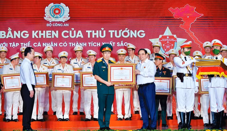 Đại tá Nguyễn Tiến Thắng - Tổng Giám đốc Công ty TECAPRO nhận Bằng khen của Thủ tướng vì có thành tích xuất sắc trong xây dựng, triển khai Dự án sản xuất, cấp và quản lý căn cước công dân năm 2021