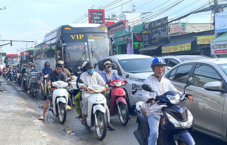 Quốc lộ 50 là một trong những điểm đen giao thông của TP.HCM do tình trạng chật hẹp, quá tải, lưu lượng phương tiện gia tăng. Ảnh: Thanh Vũ