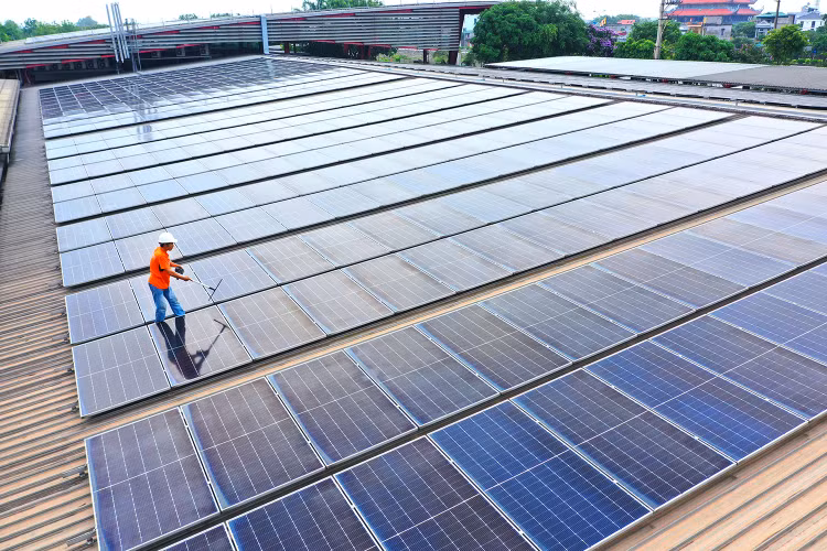 Nghị định số 135/NĐ-CP quy định cơ chế, chính sách khuyến khích phát triển điện mặt trời mái nhà tự sản xuất, tự tiêu thụ có nhiều ưu đãi về thủ tục và thuế. Ảnh: Lê Tiên