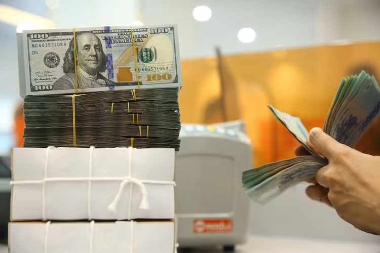 Từ đầu năm đến nay, USD đã tăng giá khoảng 3,5% so với VND, ước làm tăng dư nợ Chính phủ bằng USD quy VND khoảng 16 nghìn tỷ đồng. Ảnh: Tiên Giang