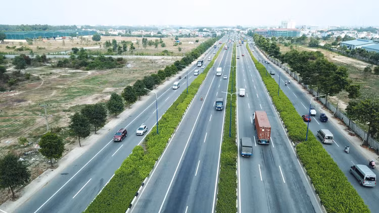 Năm 2022, tỉnh Bình Dương bố trí hơn 4.800 tỷ đồng để thực hiện 39 dự án trọng điểm, trong đó hơn một nửa dành cho các dự án giao thông. Ảnh: Song Lê